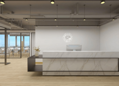 <b>擅长使用定制艺术品、特色和戏剧化灯光设想</b>